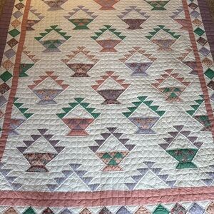 Vintage Handmade Floral Basket Quilt Queen bedspread in Cream, Pink & Green